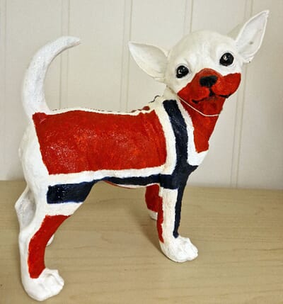 H-0-004 Hund-med-flagg-web.jpg